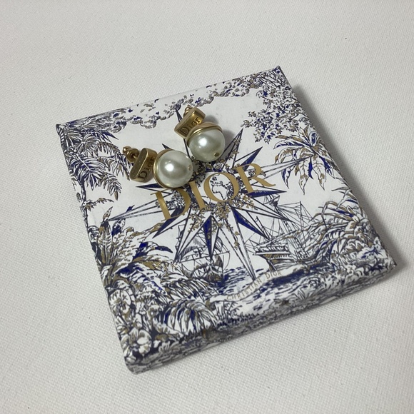 Dior Vintage Gold and Pearl Dangle Earrings - Picture 2 of 2